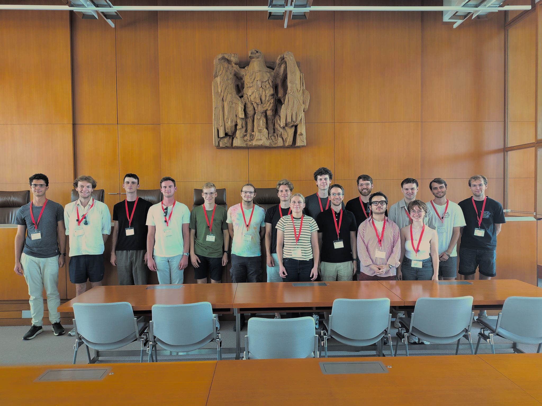 Gruppenfoto unter dem Bundesadler